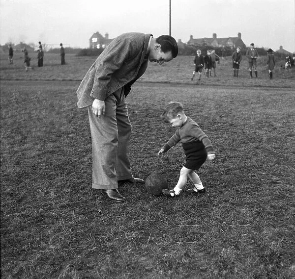 Neil Franklin, Stoke city FC and his baby son. January 1947 O6094