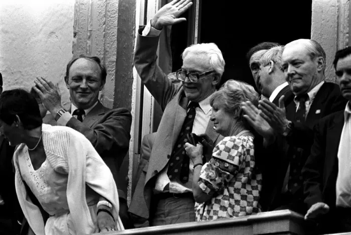 Framed Print : NEIL KINNOCK AND GLENYS KINNOCK WITH MICHAEL FOOT AND HIS WIFE JILL CRAIGIE AND RIGHT Framed Print : NEIL KINNOCK AND GLENYS KINNOCK WITH MICHAEL FOOT AND HIS WIFE JILL CRAIGIE AND RIGHT