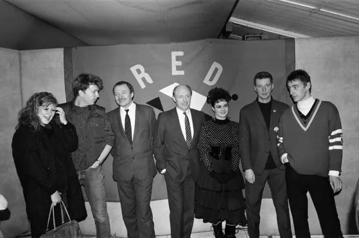 Framed Print : Neil Kinnock and Ken Livingstone with pro-Labour pop stars Kirsty MacColl Framed Print : Neil Kinnock and Ken Livingstone with pro-Labour pop stars Kirsty MacColl
