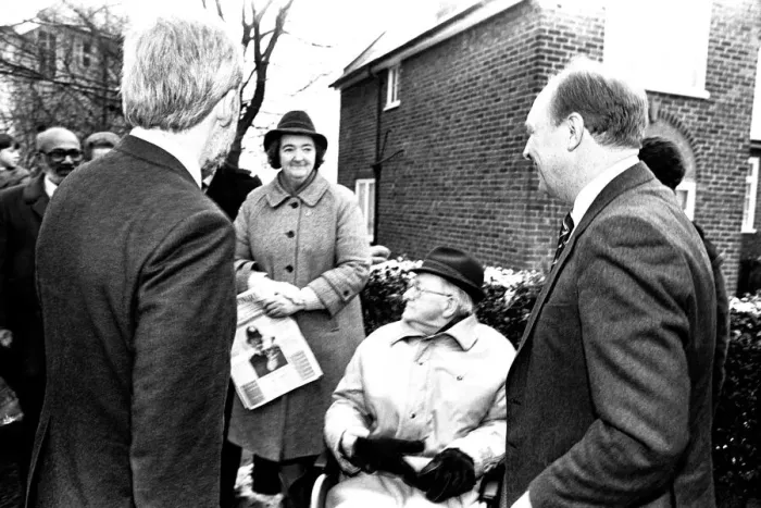 Framed Print : Neil Kinnock during a visit to Tyneisde 9 January 1987 - Neil meeting Framed Print : Neil Kinnock during a visit to Tyneisde 9 January 1987 - Neil meeting