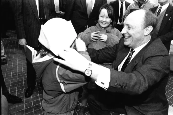 Framed Print : Neil Kinnock during a visit to Tyneisde 9 January 1987 - Neil meeting a Framed Print : Neil Kinnock during a visit to Tyneisde 9 January 1987 - Neil meeting a