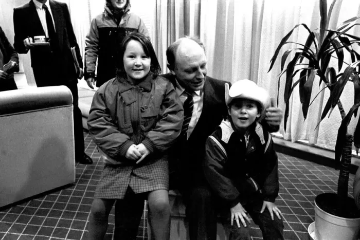 Framed Print : Neil Kinnock during a visit to Tyneisde 9 January 1987 - Neil meeting a Framed Print : Neil Kinnock during a visit to Tyneisde 9 January 1987 - Neil meeting a