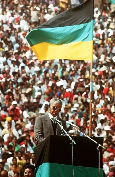 Nelson Mandela leader of ANC released from prison 1990 speaks to the crowd
