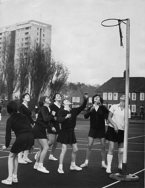 A netball lesson at Heaton school 01  /  6  /  1975 circa