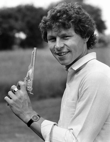 New Arsenal signing Clive Allen poses holding guns. June 1980 80-03099-003