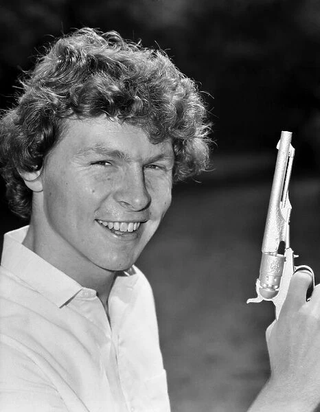 New Arsenal signing Clive Allen poses holding guns. June 1980 80-03099-003