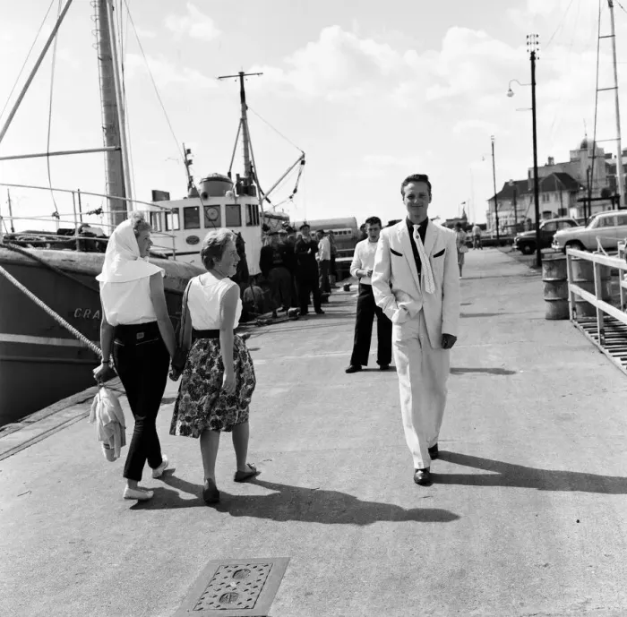 Framed Print : A new craze - Fancy suits worn by trawler fishermen at Lowestoft