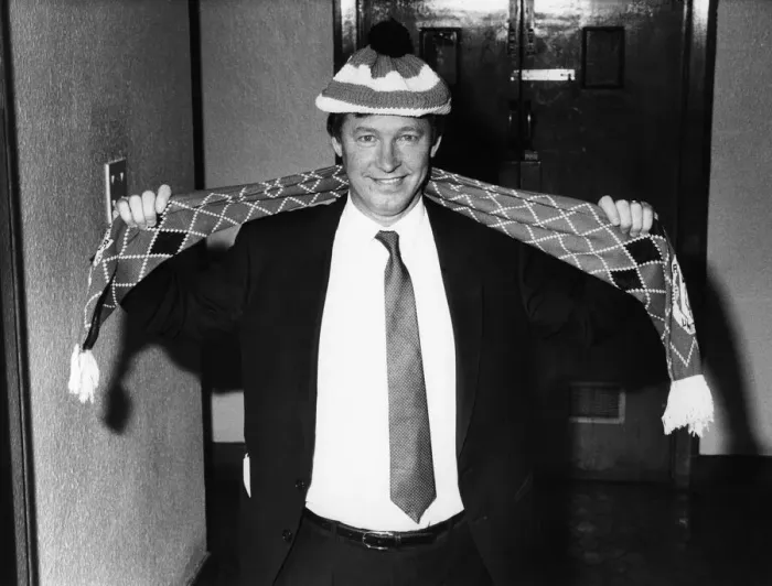 Framed Print : New Manchester United manager Alex Ferguson proudly shows off the team hat Framed Print : New Manchester United manager Alex Ferguson proudly shows off the team hat