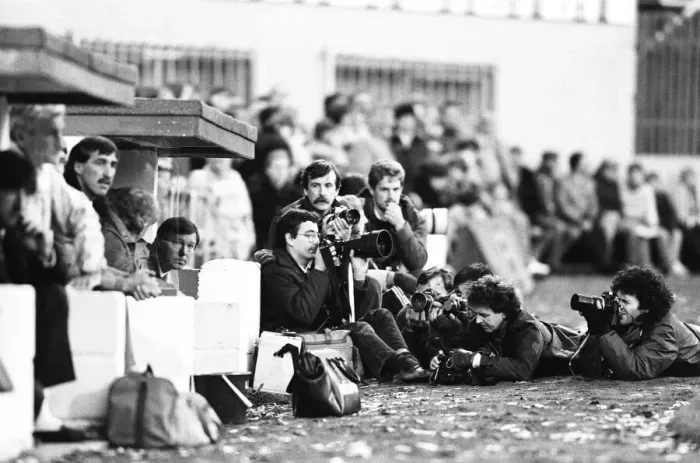Framed Print : New Manchester United manager Alex Ferguson surrounded by photographers as he sits in Framed Print : New Manchester United manager Alex Ferguson surrounded by photographers as he sits in