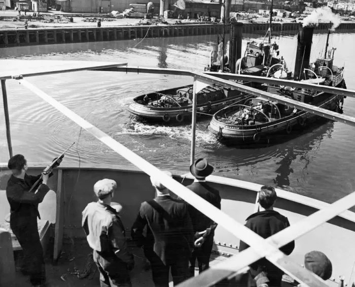 Framed Print : New system in use on the Clyde. Line-throwing gun which throws a light weight line which Framed Print : New system in use on the Clyde. Line-throwing gun which throws a light weight line which