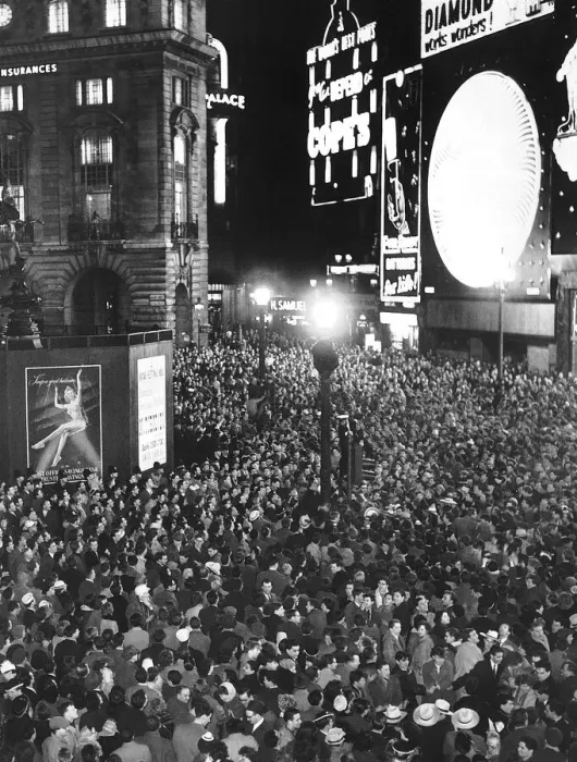 Framed Print : New Year Celebrations 1960 Piccadilly Circus as the midnight crowds mass to see Framed Print : New Year Celebrations 1960 Piccadilly Circus as the midnight crowds mass to see