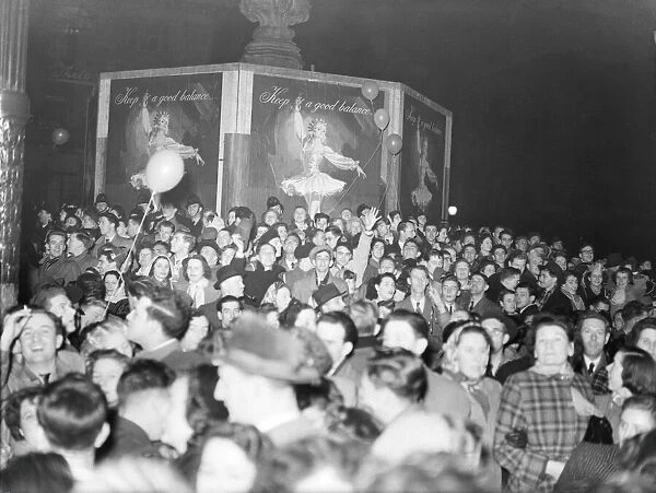 New Year - Crowds in Piccadilly welcome in New Year 1952 DM 1  /  1  /  1952 C5  /  1