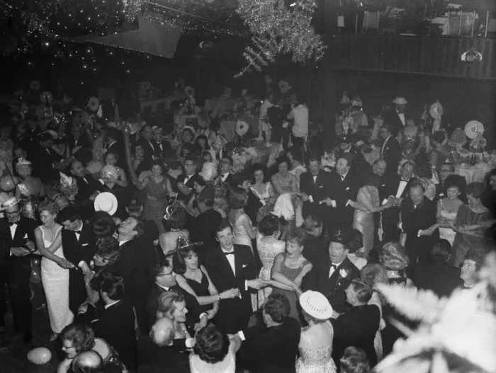 Framed Print : New Year Eve revellers sing Auld Lang Syne at the Leofric Hotel, Coventry. To see in 1964