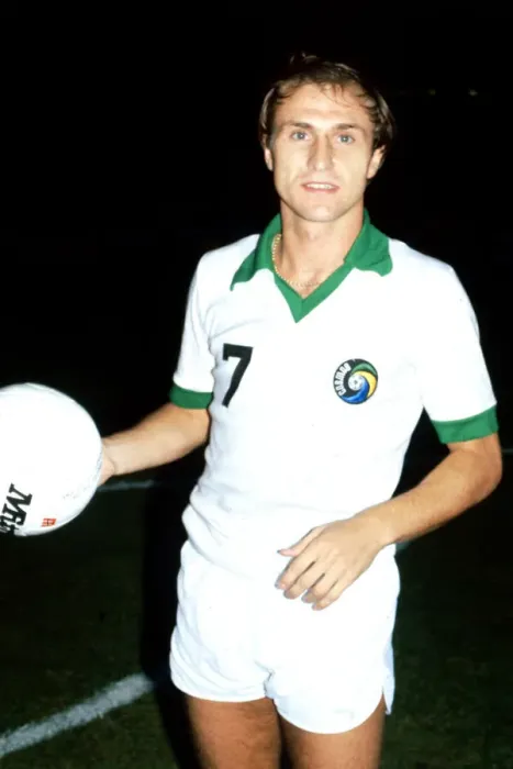 Framed Print : New York Cosmos Dennis Tueart holding a football October 1978 Framed Print : New York Cosmos Dennis Tueart holding a football October 1978