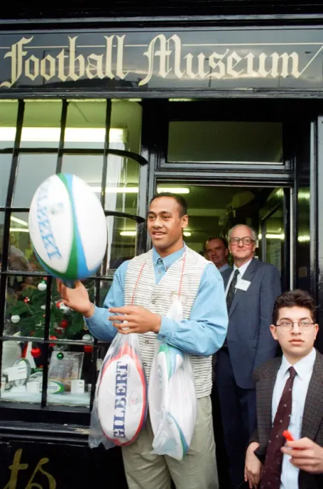 Framed Print : New Zealand rugby player Jonah Lomu visiting Rugby. Pictured outside the Rugby Football Framed Print : New Zealand rugby player Jonah Lomu visiting Rugby. Pictured outside the Rugby Football
