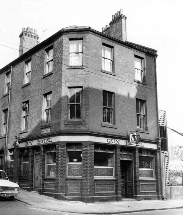 Framed Print : Newcastle public houses (pubs  /  pub) - The Gun Hotel on Scotswood Road on 7th October
