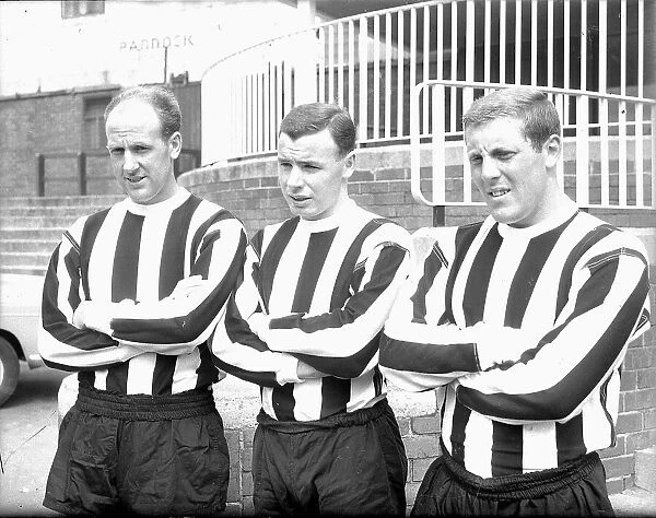 A NEWCASTLE UNITED 1963-64 TEAM GROUP PICTURE. (L TO R) JIM ILEY