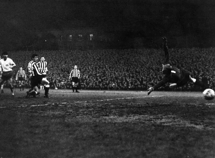 Framed Print : Newcastle United 2- 1 Real Zaragoza, Inter-Cities Fairs Cup 3rd round 2nd leg held at St Framed Print : Newcastle United 2- 1 Real Zaragoza, Inter-Cities Fairs Cup 3rd round 2nd leg held at St