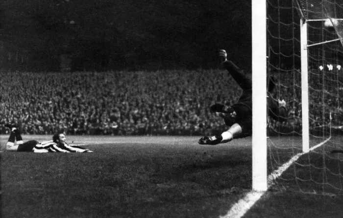 Framed Print : Newcastle United 4 - 0 Feyenoord, Inter-Cities Fairs Cup 1st round 1st leg held at St Framed Print : Newcastle United 4 - 0 Feyenoord, Inter-Cities Fairs Cup 1st round 1st leg held at St