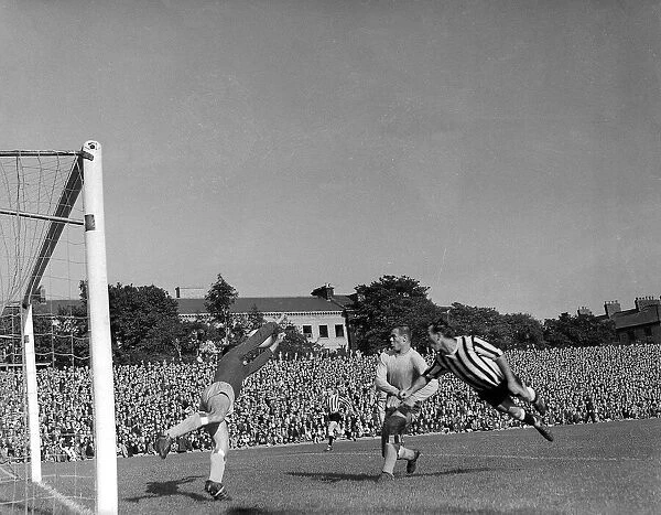 NEWCASTLE UNITED V COVENTRY. 1964-65 SEASON, BARRIE THOMAS ATTEMPTS TO SCORE PAST