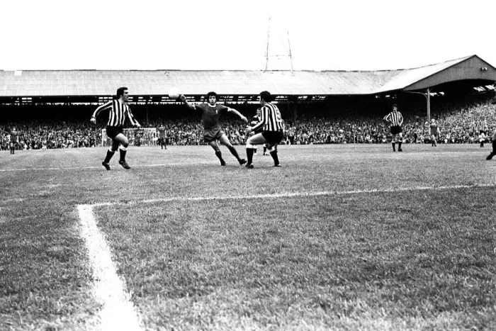 Framed Print : Newcastle United v Liverpool at St Jamess Park, 21 / 08 / 1971 Framed Print : Newcastle United v Liverpool at St Jamess Park, 21 / 08 / 1971