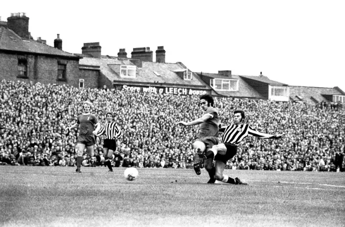 Framed Print : Newcastle United v Liverpool at St Jamess Park, 21 / 08 / 1971 Framed Print : Newcastle United v Liverpool at St Jamess Park, 21 / 08 / 1971