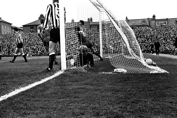 Newcastle United v Liverpool at St Jamess Park, 21  /  08  /  1971. Liverpool scores a goal
