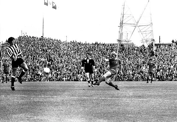 Newcastle United v Liverpool at St Jamess Park, 22  /  08  /  1971. Alec Lindsay shoots