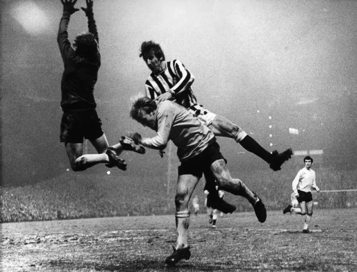Framed Print : Newcastle United v Southampton, Inter Cities Fairs Cup, 3rd round 1st leg Framed Print : Newcastle United v Southampton, Inter Cities Fairs Cup, 3rd round 1st leg