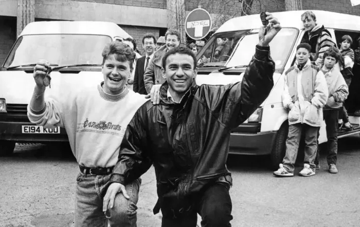 Framed Print : Newcatle United players Paul Gascoigne (Gazza) and Mirandinha present schoolchildren some Framed Print : Newcatle United players Paul Gascoigne (Gazza) and Mirandinha present schoolchildren some