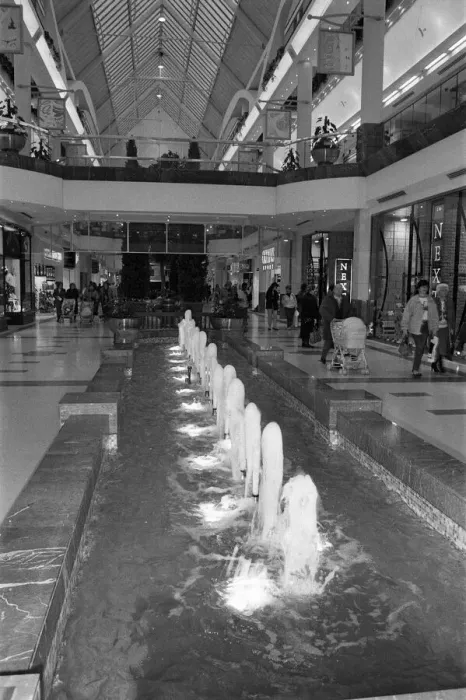 Framed Print : The newly opened Merry Hill Shopping Centre in Brierley Hill. 29th January 1990