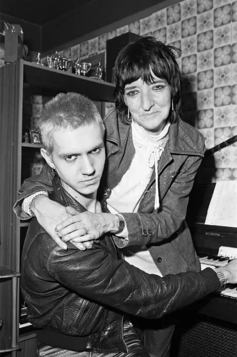 Framed Print : Newlywed punk rockers Helga (aged 45) and Adrian (17) Marsden at home in Ward Green
