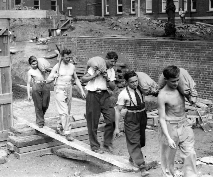Framed Print : Newport Secondary School boys and their master fill sandbags. 15th September 1939