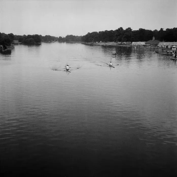 Framed Print : News of the World Open Sprint Championship Regatta on the Serpentine, London Framed Print : News of the World Open Sprint Championship Regatta on the Serpentine, London