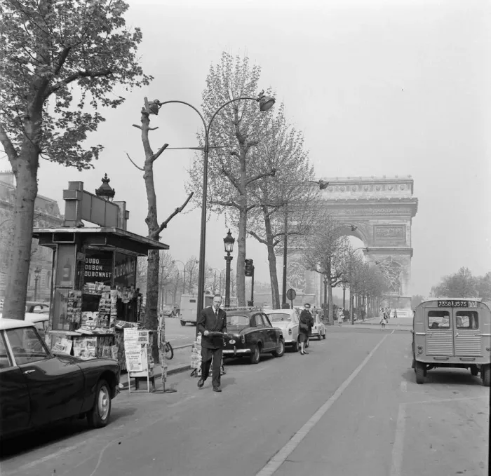 Framed Print : Newspaper kiosk booth close to the Arc De Triomphe May 1960 Framed Print : Newspaper kiosk booth close to the Arc De Triomphe May 1960