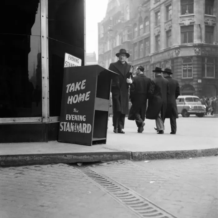 Framed Print : Newspaper Sellers in London. Circa April 1955 Framed Print : Newspaper Sellers in London. Circa April 1955