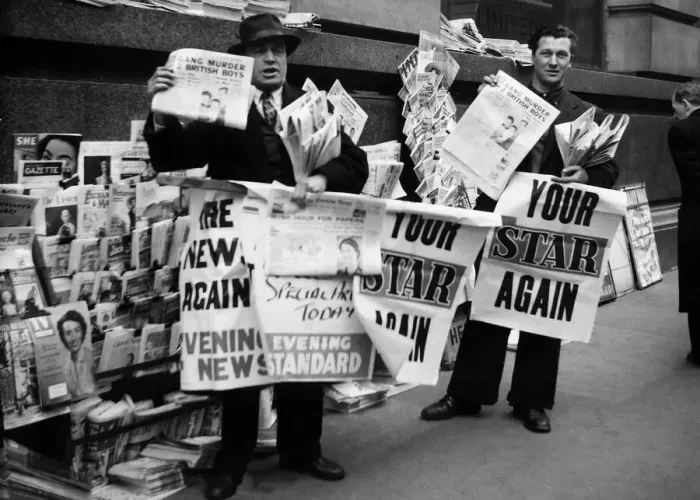 Framed Print : Newspaper vendors in Fleet Street London 1955 LAFRSSAPR05 2004