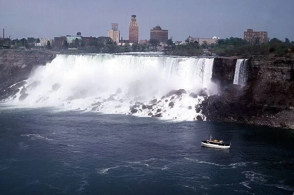 The Niagra Falls on the border between Canada and USA