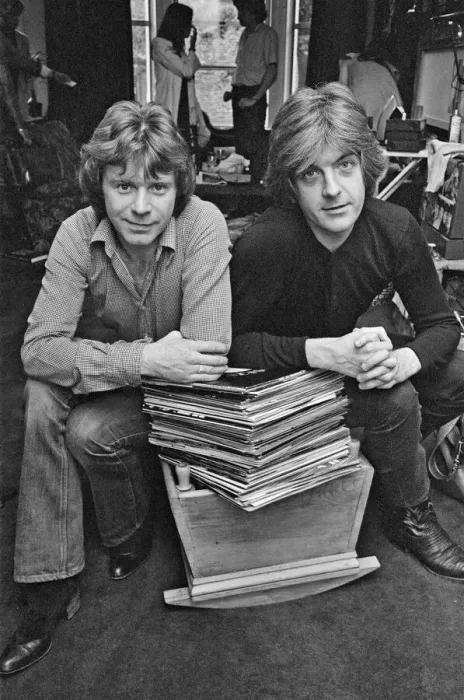 Framed Print : Nick Lowe dark shirt) and Dave Edmunds (in lighter shirt) pictured together in 1979