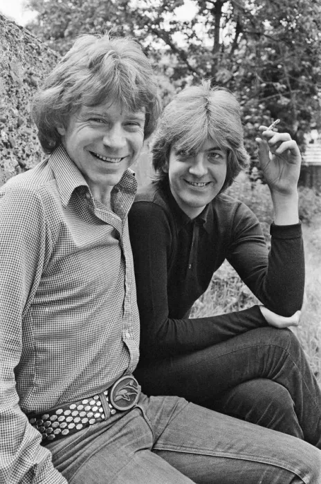 Framed Print : Nick Lowe dark shirt) and Dave Edmunds (in lighter shirt) pictured together in 1979