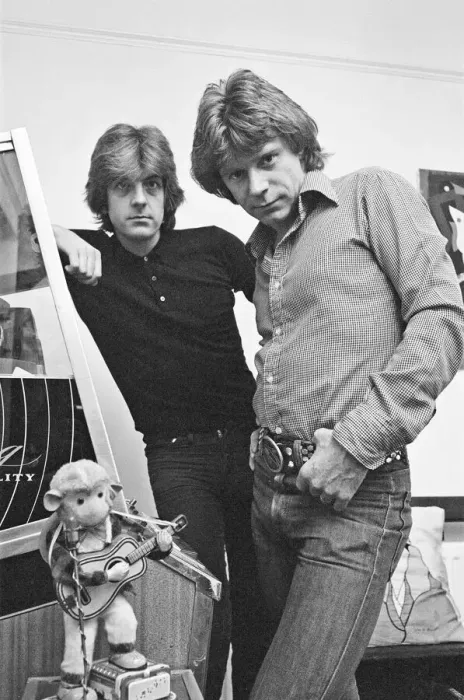 Framed Print : Nick Lowe dark shirt) and Dave Edmunds (in lighter shirt) pictured together in 1979 Framed Print : Nick Lowe dark shirt) and Dave Edmunds (in lighter shirt) pictured together in 1979