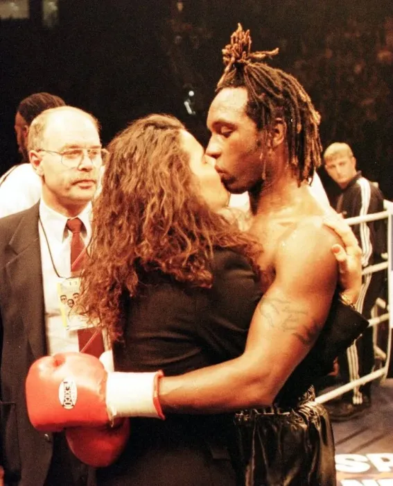 Framed Print : Nigel Benn kisses his girlfriend after his defeat by Steve Collins for WBO super