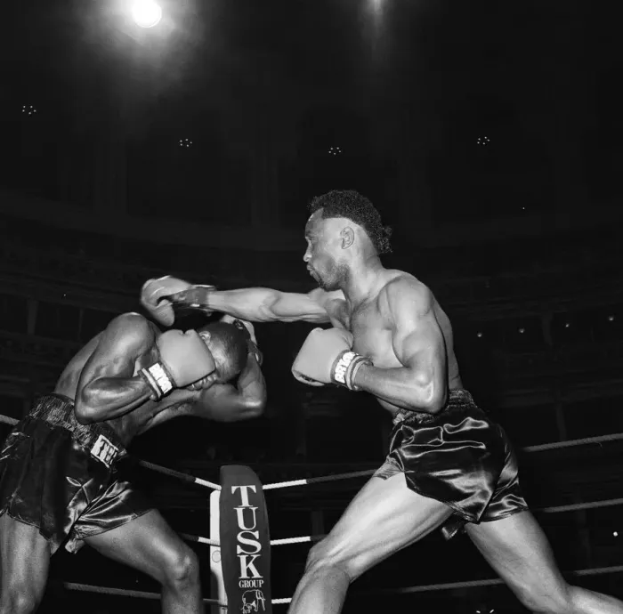 Framed Print : Nigel Benn vs Tim Williams at Royal Albert Hall London. Benn stopped his opponent