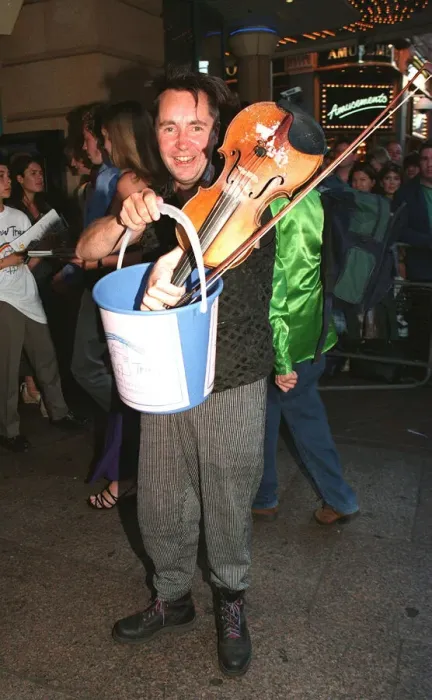 Framed Print : Nigel Kennedy Classical Musician arriving at the Premiere of the new Bob Hoskins film in Framed Print : Nigel Kennedy Classical Musician arriving at the Premiere of the new Bob Hoskins film in