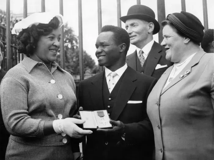 Framed Print : Nigerian boxer Hogan KId'Bassey MBE outsise the Palace with wife Framed Print : Nigerian boxer Hogan KId'Bassey MBE outsise the Palace with wife
