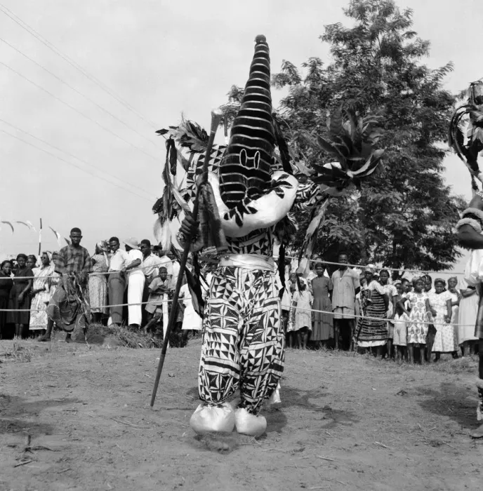 Framed Print : A Nigerian dancer who is performing in traditional costume for Queen Elizabeth II