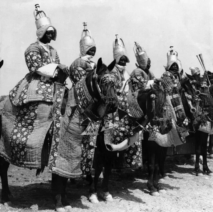Framed Print : Nigerian tribesmen attired in traditional dress parade before the Queen during here tour