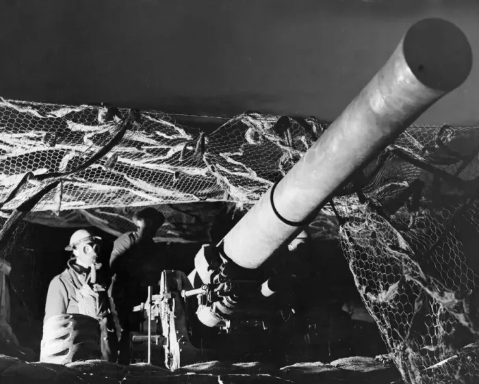 Framed Print : Night scenes on the British front in France, A gun crew of the British Expeditionary
