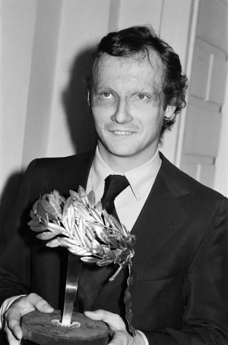 Framed Print : Niki Lauda awarded a cheque for £50, 000 and a trophy at a Valour in Sport Framed Print : Niki Lauda awarded a cheque for £50, 000 and a trophy at a Valour in Sport