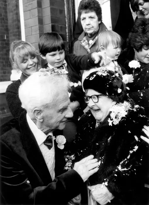 Framed Print : Ninety nine year old Jane Murphy and 89 year old George Brearley tie the knot in Salford